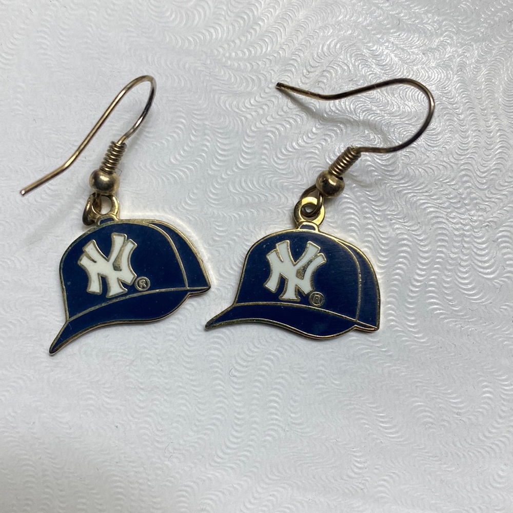 MLB NY Yankees earrings. Hat shaped. Dangle.